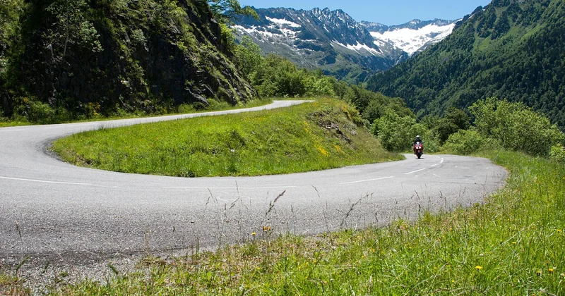 À moto : la position du corps et le regard font tout
