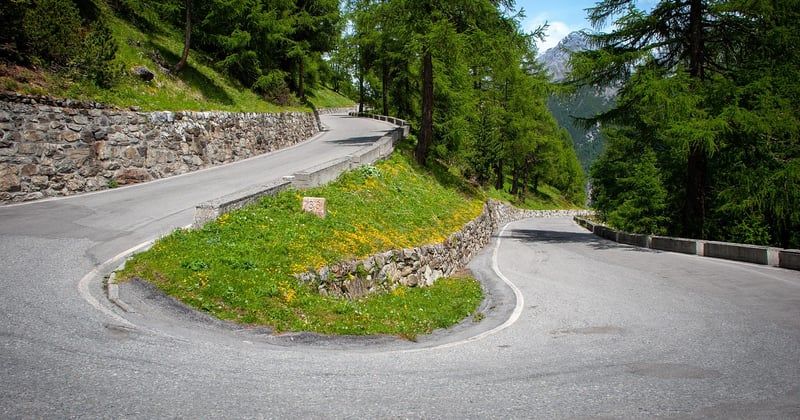 Négocier un virage en épingle : les techniques qui changent tout